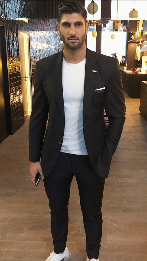 Black Blazer Casual Men, Black Trousers Outfit Men Formal, Semiformal Outfit Men, Black Blazer Outfit Men, Terno Slim, Suits And Sneakers, Cocktail Attire Men, Mens Casual Suits, Black Range