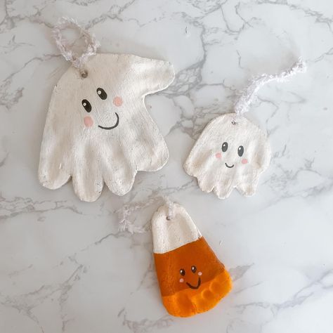 Handprint Ghost Ornament, Halloween Crafts Salt Dough, Salt Dough Crafts Halloween, Salt Dough Recipe Halloween, Halloween Salt Dough Ornaments, Fall Salt Dough Crafts, Salt Dough Halloween Crafts, Salt Dough Halloween Ideas, Salt Dough Ghost Handprint