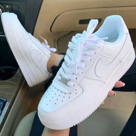 Air force Platforms Aesthetic, Tenis Air Force, Tenis Nike Air, Shoes For School, Nike Shoes Air Force, Nike Fashion Shoes, Nike Shoes Girls, All Nike Shoes, Nike Shoes Jordans