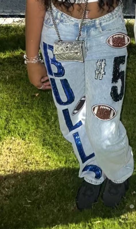 Football Game Pants Painted, Painted Football Jeans, Hoco Jeans Ideas, Football Jeans, Hoco Pants Ideas Sophomore, Homecoming Pants Decorated, Homecoming Football Game Outfits, Painted Jeans School Spirit Football, Cheer Painted Jeans