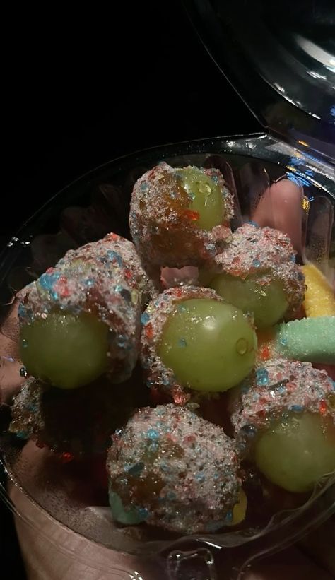 Grapes Candy, Candy Grapes, Fruit Grapes, Candy Fruit, Junk Food Snacks, Food Babe, Candied Fruit, Food Therapy, Yummy Comfort Food