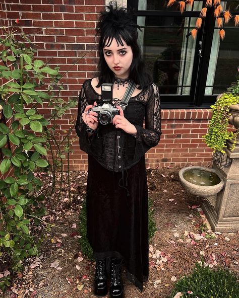 Women In Horror Costumes, Easy Goth Costume, Plus Size Characters To Cosplay, Lydia Cosplay Beetlejuice, Wynona Ryder Beetlejuice, Classic Horror Costumes Women, Fashion Witch Costume, Short Black Hair Halloween Costume Ideas, Halloween Costume Ideas With Black Dress