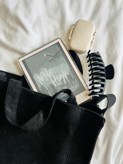 Author Dreams, Book Photography Instagram, Reading Motivation, Bookstagram Inspiration, Aesthetic Bags, Book Instagram, Digital Reading, Girls Tote, Book Annotation