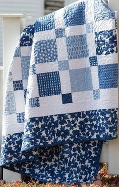 French Country Quilts Farmhouse Style, Blue And White Quilts, Blue Quilt Patterns, Colchas Quilting, Charm Pack Quilt Patterns, Charm Square Quilt, Quilting Digest, Charm Pack Quilts, Creeper Minecraft