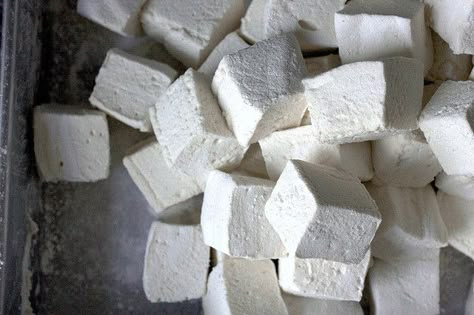 bouncy marshmallows by smitten - made and wonderful! Much better than the ones I tried without egg whites. Homemade Marshmallow Recipe, Marshmallow Recipe, Recipes With Marshmallows, Christmas Candy Recipes, Homemade Marshmallows, Smitten Kitchen, Egg Whites, Sweets Treats, Tortilla Chips