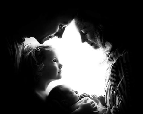 Backlit studio lighting, newborn family posing Newborn Photography Setup, Simple Newborn Photography, Photoshoot Lights, Diy Maternity Photos, Parents Photography, Newborn Photography Family, Silhouette Family, Newborn Family Pictures, Family Photo Studio