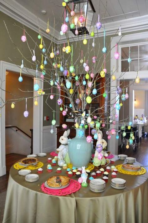 60 Spring & Easter decorating ideas for home coz' spring has sprung & we can't contain the excitement - Hike n Dip Easter Tree Diy, Easter Decorating Ideas, Kwanzaa Decorations, Diy Osterschmuck, Spring Decor Ideas, Easter Egg Tree, Easter Decorating, Easter Tree Decorations, Diy Ostern