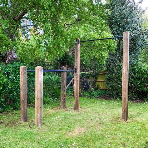 Garden pull up bar and dip bars combo installation by Incite Fitness Outside Pull Up Bar, Backyard Fitness Ideas, Backyard Pull Up Bar Outdoor, Calisthenics Bars Diy, Garden Workout Area, Garden Pull Up Bar, Backyard Pull Up Bar, Diy Pull Up Bar And Dip Station, Outdoor Pull Up Bar Diy