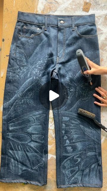 Upcycling Jeans Diy, Denim Crafts Diy Creative, Old Denim Jeans Upcycle, Upcycle Denim Jeans Diy Projects, Jean Transformation Diy, Diy Demin, Upcycled Denim Fashion, Upcycle Denim Jeans, Patched Jeans Diy