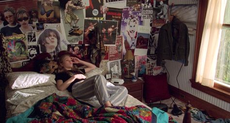 Sala Grunge, Movie Bedroom, Punk Room, 90s Room, 90s Bedroom, Grunge Bedroom, Chambre Inspo, Retro Room, Messy Room