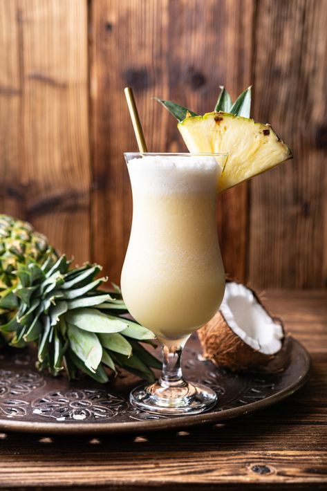 How to Make a Delicious Pina Colada Pina Colada Wallpaper, Piña Colada Astetic, Pina Colada Photography, Mocktail Pina Colada, Pinacolada Cocktails Recipe, Piña Colada Aesthetic, Pina Colada Virgin, Pina Colada Aesthetic, Cocktails Pina Colada