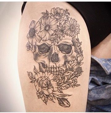 tatuajes de calaveras en la pierna sin color Catrina Tattoo, Hip Thigh Tattoos, Poppies Tattoo, Sugar Skull Tattoos, Skull Tattoos, Piercing Tattoo, Rose Tattoos, Thigh Tattoo, Unique Tattoos