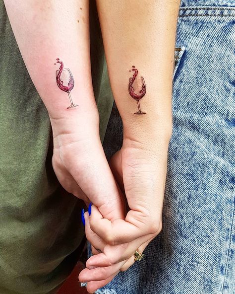 Brindis por la amistad, copas de vino por dos - Tatuajes para Mujeres Matching Friendship Tattoos, Cute Best Friend Tattoos, Wine Tattoo, Matching Friend Tattoos, Matching Best Friend Tattoos, Cute Couple Tattoos, Bff Tattoos, Парные Тату, Friendship Tattoos