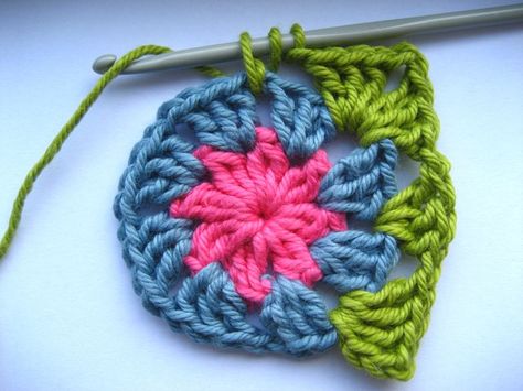 What is a knitter’s envy and every crocheter’s pride? You guessed it, the Granny Square! Addictive, colorful, quick, super-easy, chic and versatile, no one knows why it’s called a… Rustic Crochet, Virkning Diagram, Frock Pattern, Patterns Colorful, Coaster Ideas, Crochet Colorful, Runner Pattern, Coaster Pattern, شال كروشيه