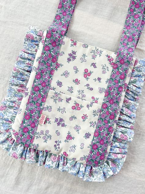 Tutorial: Liberty Heirloom Bag – The Crafty Pie Shop Sewing Gifts For Mom, Cute Sewing Gifts, Diy Bible Bag, Easy Tote Bags To Sew, Sewing Ideas Aesthetic, Patchwork Bag Pattern, Ruffle Bag, Quilted Bag Patterns, Ruffles Bag