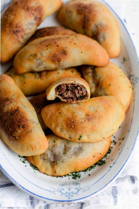 Lebanese Meat Pies, Arabisk Mad, Middle East Food, Middle East Recipes, Lebanese Cuisine, Meat Pies, Middle Eastern Dishes, Egyptian Food, Lebanese Recipes