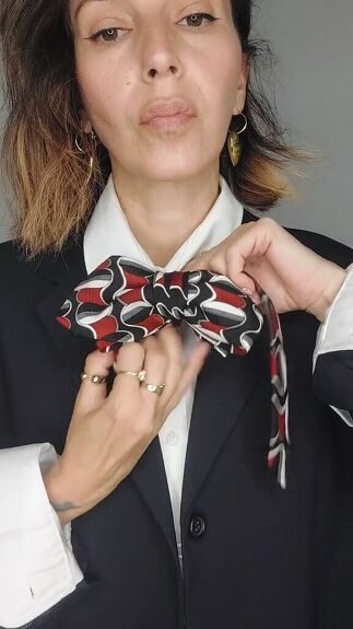 You have to learn this chic way to turn any men’s tie into an accessory for you. This hack transforms a men’s accessory into a fabulously feminine accessory for women. Tie A Necktie, Dress Alterations, Men's Tie, Shirt Dress Casual, Neck Ties, Hair Elastics, Tee Outfit, Blouse Outfit, Clothing Care