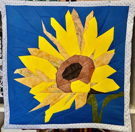 Sunflower Quilt, Flowers Quilt, Sunflower Quilts, Quilt Art, Flower Quilt, Paper Piecing Quilts, Foundation Paper Piecing, Quilt Top, Paper Piecing