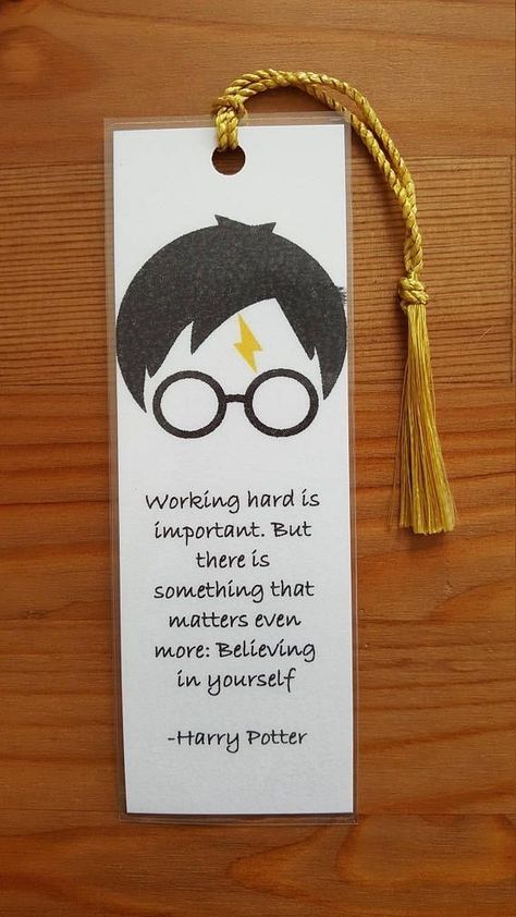 Bookmark Bookmarks Crochet, Bookmark Crochet Tutorial, Bookmark Easy, Ideas Birthday Card, Classe Harry Potter, Harry Potter Bookmark, Imprimibles Harry Potter, Citate Harry Potter, Bookmark Crochet