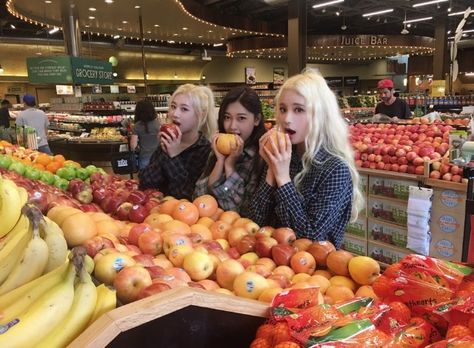 loonatheworld LOOΠΔ loona odd eye circle OEC #kpop #korean #blockberry creative Kimlip Jinsoul, Choi Yerim, Odd Eye Circle, Loona Kim Lip, Kim Lip, Eye Circles, Odd Eyes, Olivia Hye, Juice Bar