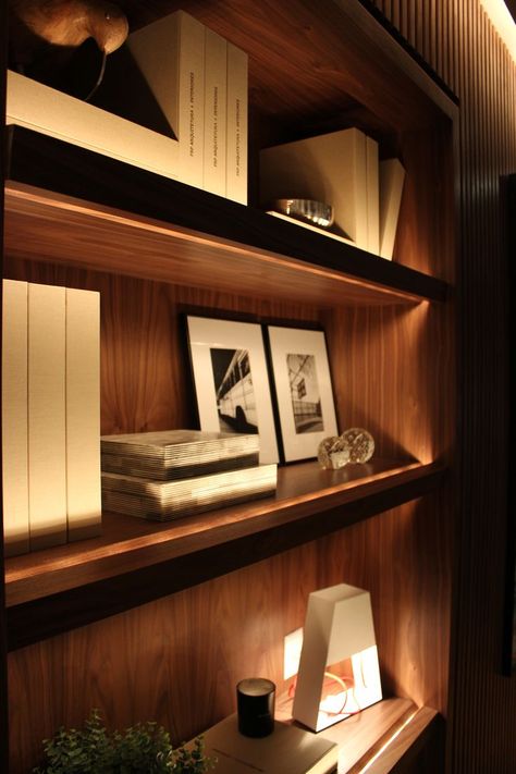 Shelves with lighting detail _2 Bookshelf Lighting, Millwork Details, Joinery Details, Bookshelf Design, Shelf Lighting, Hus Inspiration, Shelf Design, Book Shelf, Led Strip Lighting