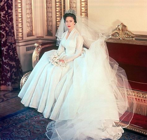 Princess Margaret (sister to Queen Elizabeth II) on her wedding day. Princess Margaret Wedding, Poltimore Tiara, Prinses Margaret, Sarah Chatto, Chic Vintage Bride, Princesa Margaret, Prins Charles, Norman Hartnell, Royal Wedding Gowns