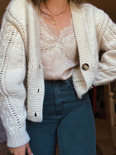 Chunky Cardigan Aesthetic, White Chunky Knit Cardigan, Short Knit Cardigan Outfit, White Chunky Cardigan, Cropped Chunky Cardigan, Cream Chunky Cardigan Outfit, White Cable Knit Cardigan Outfit, White Button Up Sweater Outfit, White Crop Cardigan Outfit