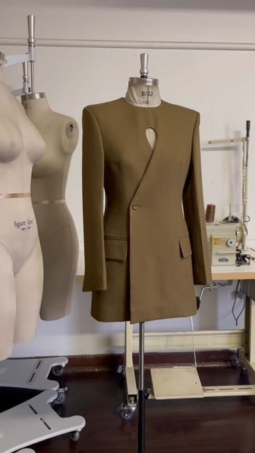 Women Suit Inspiration, Tailored Suits For Women, Tailored Womens Suits, Blazer Ideas Women, Blazer Designs Women, Womens Tailoring, Blazer 2024, Modern Blazer, Oversized Blazers