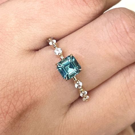 Vintage Green Sapphire Ring, Teal Sapphire Ring Engagement, Emerald And Sapphire Ring, Colourful Engagement Rings, Teal Engagement Ring, Blue Jewlery, Peacock Sapphire Engagement Ring, Teal Ring, Engagement Rings Gemstone