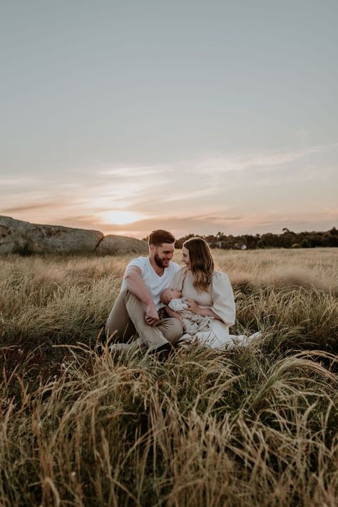 Outdoor Pictures With Newborn, Newborn Family Poses Outdoor, Forest Newborn Photoshoot, Field Newborn Pictures, Field Newborn Photoshoot, Newborn Nature Photography, Lifestyle Newborn Outdoor, Newborn Field Photography, Infant Photography Outdoor