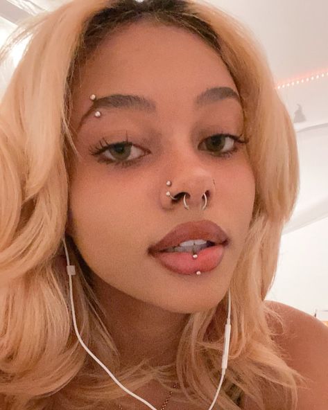 Black Love 🖤 on Instagram: “🌸” Piercing Girl, Cute Nose Piercings, Piercing Inspo, Medusa Piercing, Cool Ear Piercings, Pretty Ear Piercings, Face Piercings, Cool Piercings, Cute Ear Piercings