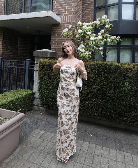 Tall girls love maxi dresses, you already know it 😉💛 @peppermayo #peppermayo . . Summer dress, maxi dress, neutral outfit, beige aesthetic, print dress, mode blogger, cool girl style, woman short hair, summer outfit inspo Short Maxi Dress Outfit, Tall Girl Aesthetic, Woman Short Hair, Tall Girl Outfits, Outfit Beige, Short Maxi Dress, Aesthetic Print, Cool Girl Style, Maxi Dress Outfit