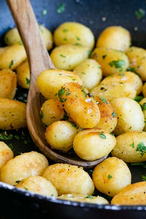 Pan Fried Gnocchi With Chicken, Fried Gnocchi Recipes, Gnocchi Crispy, Homemade Gnocci, Roasted Gnocchi, Crispy Gnocchi, Fried Gnocchi, Pan Fried Gnocchi, Rich Beef Stew