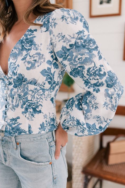 A Fitted Floral Blouse | Gal Meets Glam Vans Outfit Summer, Cooler Style, Camila Morrone, Vans Outfit, Gal Meets Glam, Mode Chic, Diy Blouse, Blouse Diy, Summer Blouses