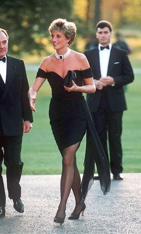 Today marks the 30th Birthday of Princess Diana's  'revenge' dress Prințesa Diana, Princ Harry, Princess Diana Dresses, Düşes Kate, Princess Diana Fashion, Princess Diana Family, Patrick Demarchelier, Princes Diana, Diana Fashion