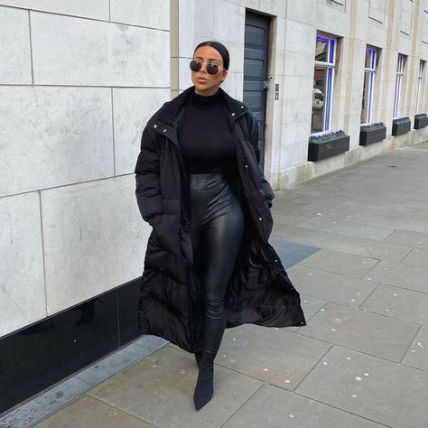 Long Black Puffer Coat Outfit, Puffy Coat Outfit, Black Puffer Coat Outfit, Long Puffer Coat Outfit, Bubble Jacket Outfit, Long Black Puffer Coat, Iceland Fashion, Puffer Coat Outfit, Puffer Outfit