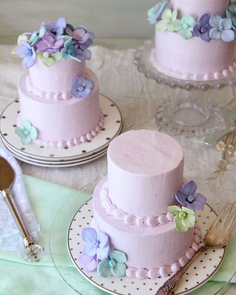 Mini Cake Recipe, Mini Wedding Cakes, Mini Torte, Tiny Cakes, Beautiful Cake Designs, Chocolate Wedding Cake, Lavender Honey, Honey Cake, Miniature Cake