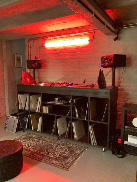 Dj Booth In Living Room, Basement Dj Setup, Dj Set Up Living Room, Punk Studio Apartment, Loft Music Studio, Living Room Dj Setup, Vinyl Setup Living Room, Bedroom Dj Setup, Dj Set Up Home