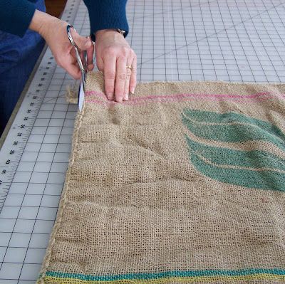 Coffee Bag Diy, Coffee Bag Crafts, Recycled Coffee Bags, Jute Bags Design, Coffee Bean Sacks, Burlap Coffee Bags, Coffee Bean Bags, Hessian Bags, Coffee Sacks