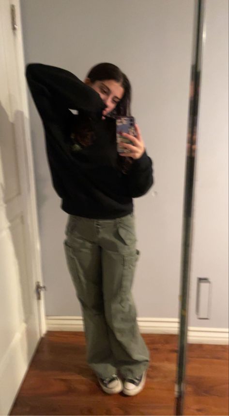 What To Style Green Cargos With, Cargos And Crewneck, Green Cargos Winter Outfit, Crewneck And Cargo Pants Outfit, Cargos And Converse Outfit, Green Cargo Pants Outfit School, Green Cargos Black Top, Black Crewneck Outfit Aesthetic, Black Cargo Pants With Converse