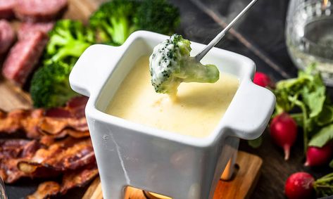 You can snack through a meal with this fantastic fondue featuring Gouda and Gruyère cheeses and keto-friendly “dippers.” Keto Fondue, Fondue Dippers, Beer Cheese Fondue, Fondue Recipes Cheese, Cena Keto, Fondue Recipe, Lectin Free, Fondue Recipes, Keto Cheese