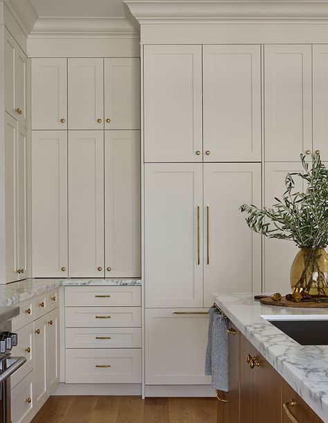 Kitchen Shaker Cabinets, Modern Crown Molding, Kitchen Cabinet Molding, Crown Molding Kitchen, Style Kitchen Cabinets, Kitchen With High Ceilings, Cabinets With Crown Molding, Bridge Faucet Kitchen, Shaker Style Kitchen Cabinets