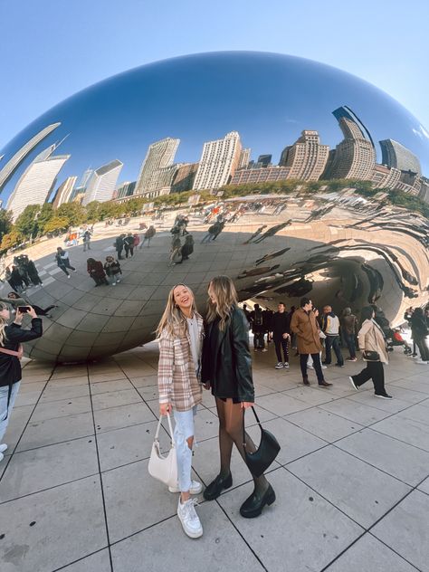 Chicago bean two girls with blazers Chicago Bean Photo Ideas, Cute Outfits For Chicago, Philly Instagram Pictures, City Exploring Outfit Winter, Chicago Outfit Aesthetic, Pictures To Take In Chicago, Pics In Chicago, Chicago Poses Instagram, Chicago Bean Aesthetic