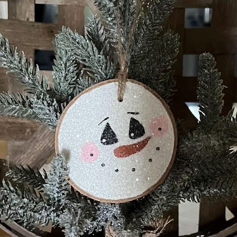 DYRusticFarmhouse - Etsy Round Wood Slice Christmas Ornaments, Wood Slice Snowman Ornament, Christmas Ornaments On Wood Slices, Christmas Ornaments Homemade Painted, Wood Slices Christmas Ornaments, Woodburning Ornaments, Wood Snowman Ornaments, Wood Slice Art Christmas, Wood Slice Crafts Diy