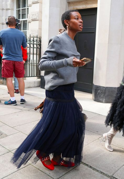 Tulle Skirt Outfit Casual Street Style, Layering Outfits Street Style, Ballet Flats Street Style, Tulle Skirt Outfits Casual, Winter Board, Street Couture, Mixing Colours, Eclectic Outfits, Tulle Skirts Outfit