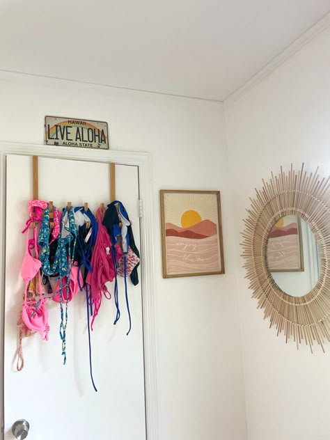 Summer Room Vibes, Cute Bedroom Ideas Beachy, Room Ideas Aesthetic Beachy Boho, Summer Rooms Ideas, Room Inspiration Bedroom Beach, Room Ideas Aesthetic Beach Vibe, Beachy Wall Decor Ideas, Cute Beach Room Decor, Boho Beach Dorm