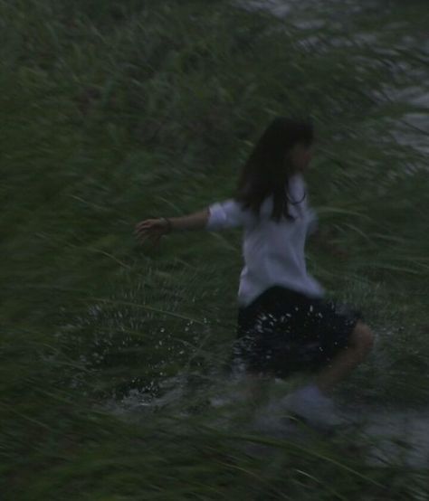 Girlboss Wallpaper, Pfp Grunge, Girl Running, In The Rain, The Rain, A Woman, Running, Water