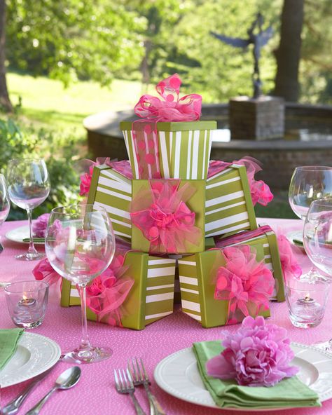 I just found this really cute, cost-effective decorating idea that actually serve two purposes: adorable centerpieces that double as beautifully take-home packaged party favors filled with your favorite gourmet treats for your guests. 80th Birthday Party Favors, Cheap Party Decorations, Spring Garden Party, Tafel Decor, Party Deco, 80th Birthday Party, Festa Party, Centerpiece Ideas, Party Centerpieces