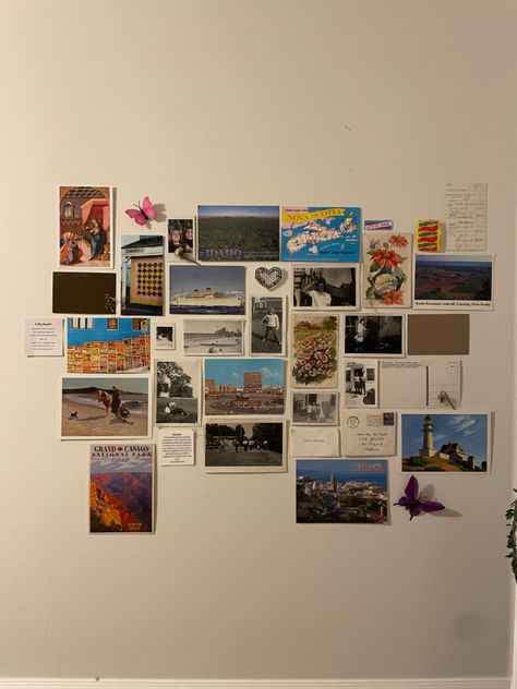 Small Wall Collage Aesthetic, Photo Wall Ideas Minimalist, Wall Print Aesthetic Bedroom, Tiny Posters Wall, Bedroom Photo Wall Aesthetic, Wall Cards Decoration, Postcard Bedroom Decor, Small Picture Wall Ideas Bedrooms, Film Photo Display Ideas