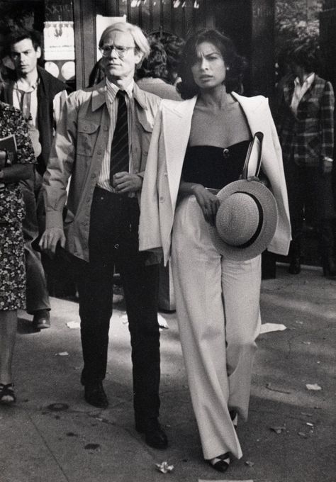 Bianca Jagger and Warhol, 1977 70s Mode, Bianca Jagger, Fashion 70s, 70s Women, Poppy Delevingne, Looks Party, Studio 54, Stil Inspiration, Vintage Mode